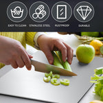 Person cutting vegetables on a cutting board with text indicating material features.